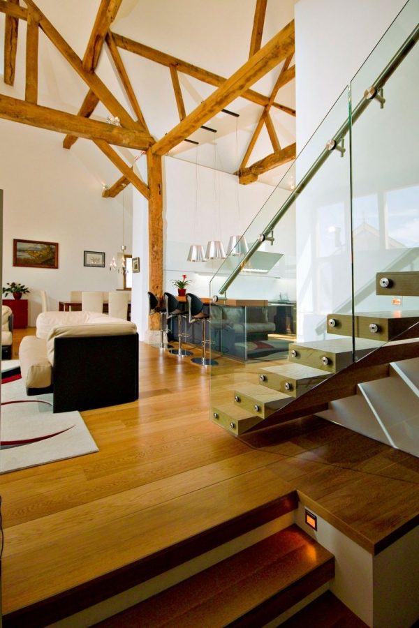 Stodola do domu drevené schody schodisko zábradlie