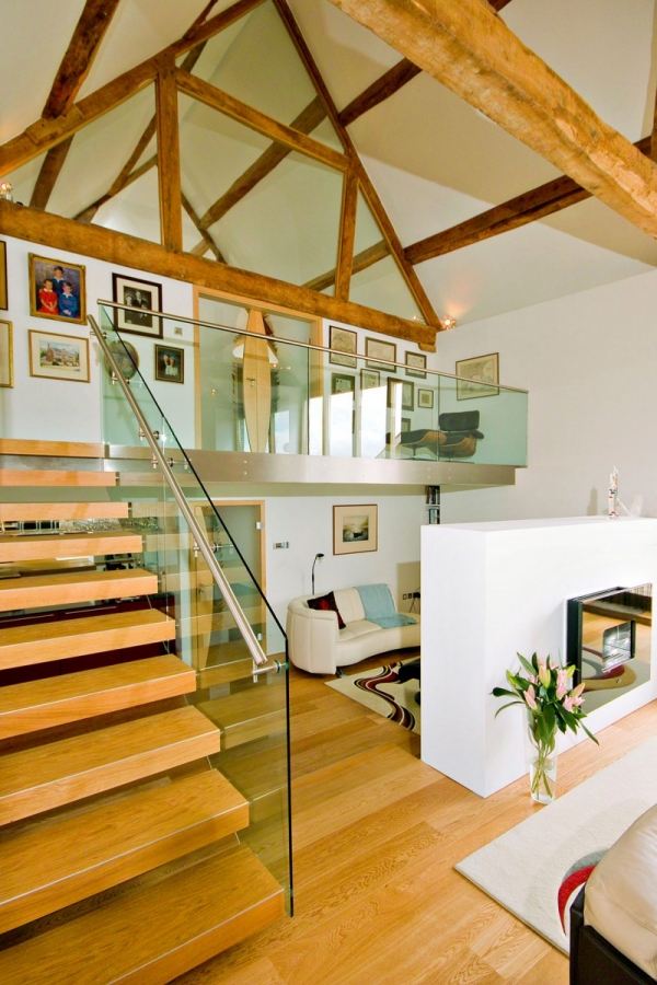 Stodola prestavba dom sklenené zábradlie drevené schody