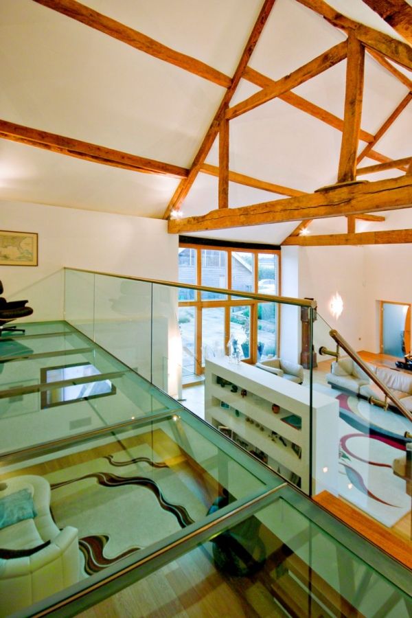 stodola obytný dom presklená podlaha schody zábradlie