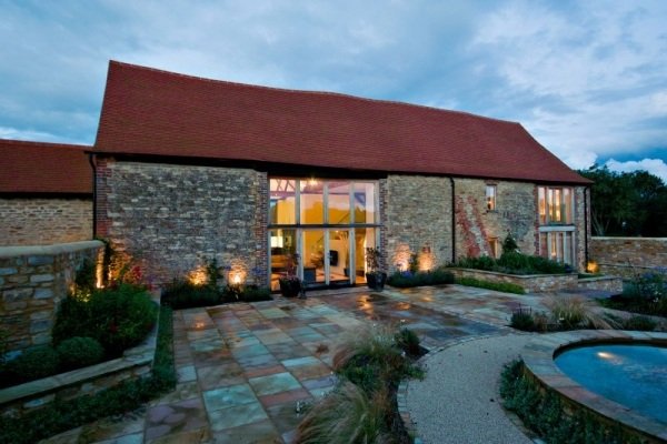 nočné osvetlenie stodoly k obytnému domu