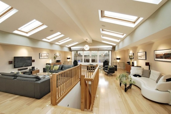 systém čerpania vody v modernom bytovom dome s drevenou podlahou