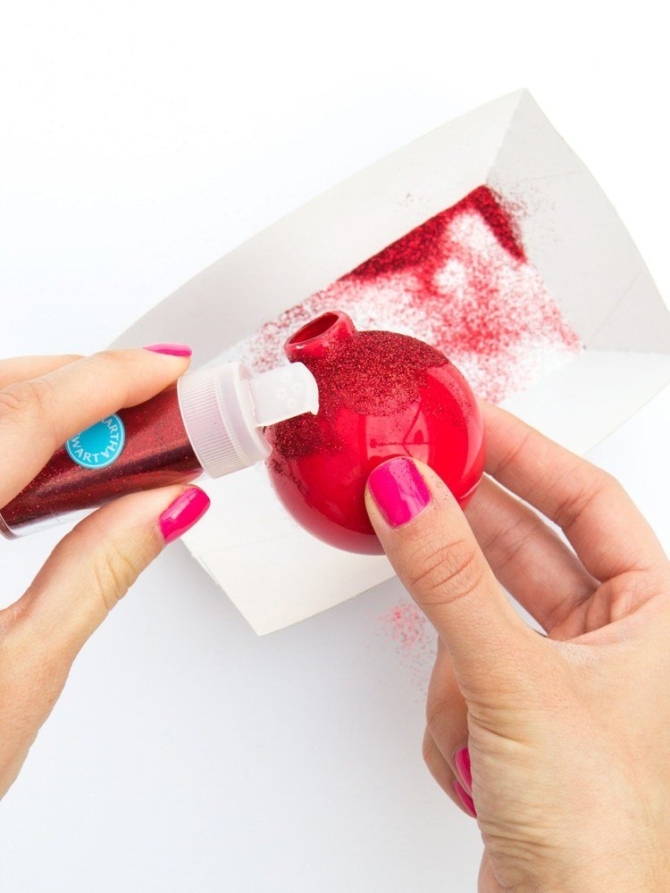 staré vianočné gule zdobia lepidlo trblietavým práškom nápady na poslednú chvíľu na dekoráciu