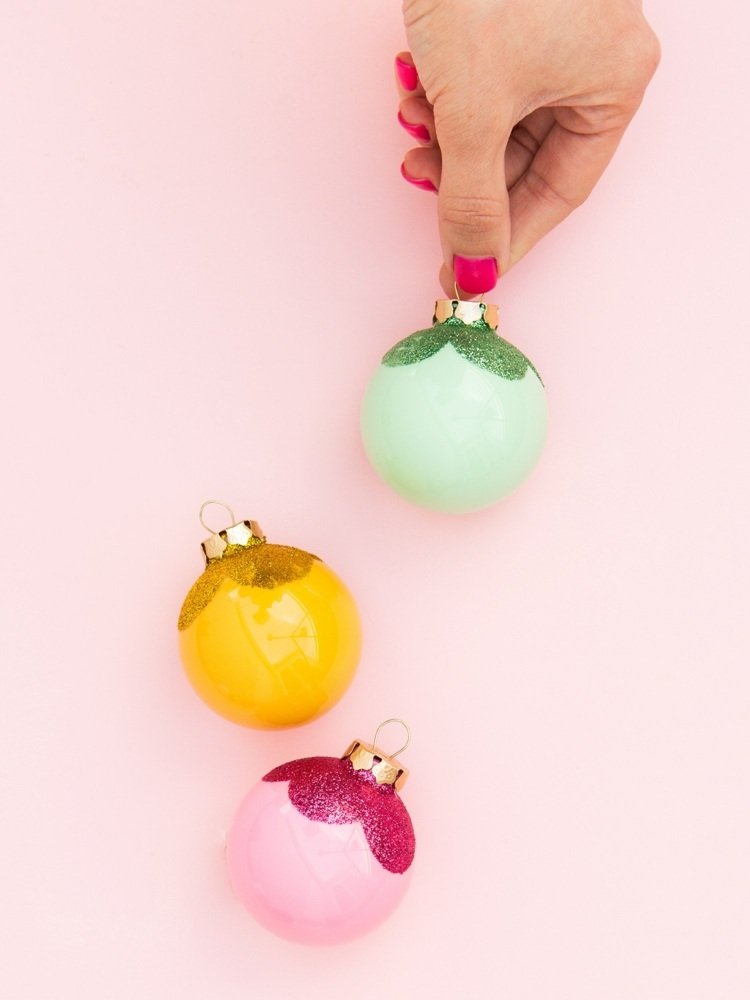 staré vianočné gule zdobia trblietavé farebné trblietavé kutilstvo