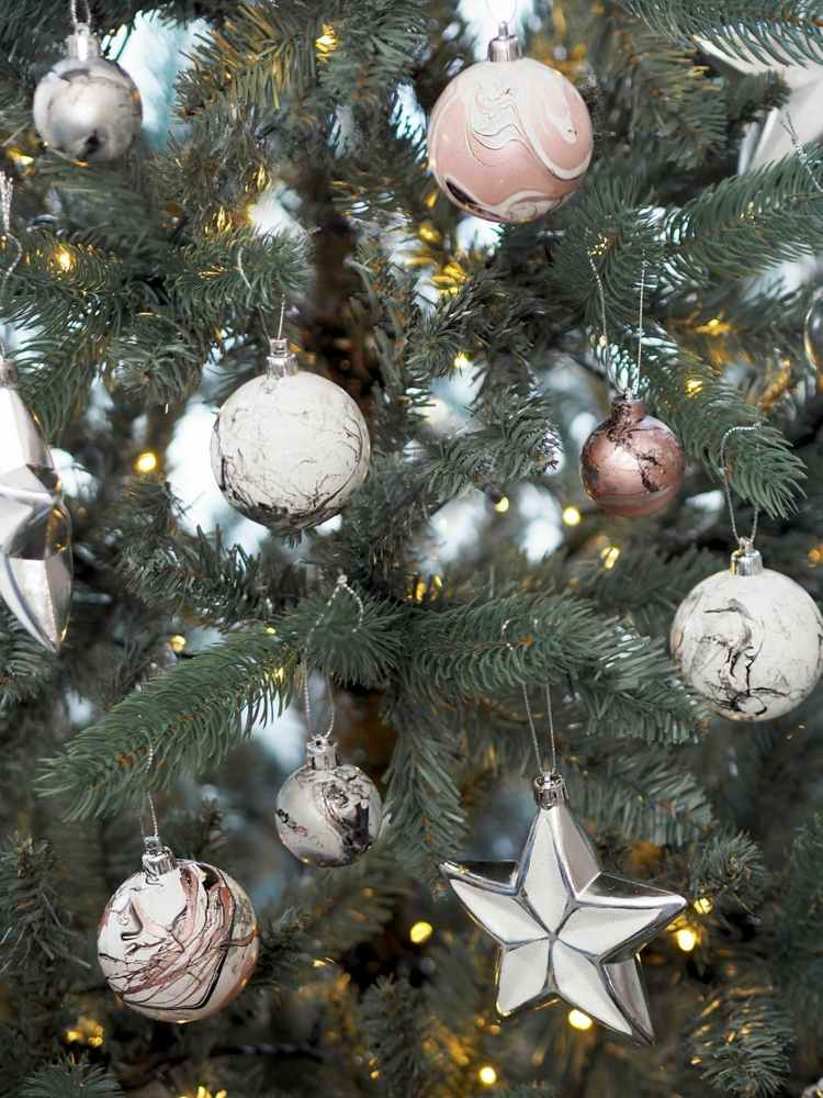 staré vianočné gule zdobia techniku ​​lakovania nechtov mramorovým vzhľadom