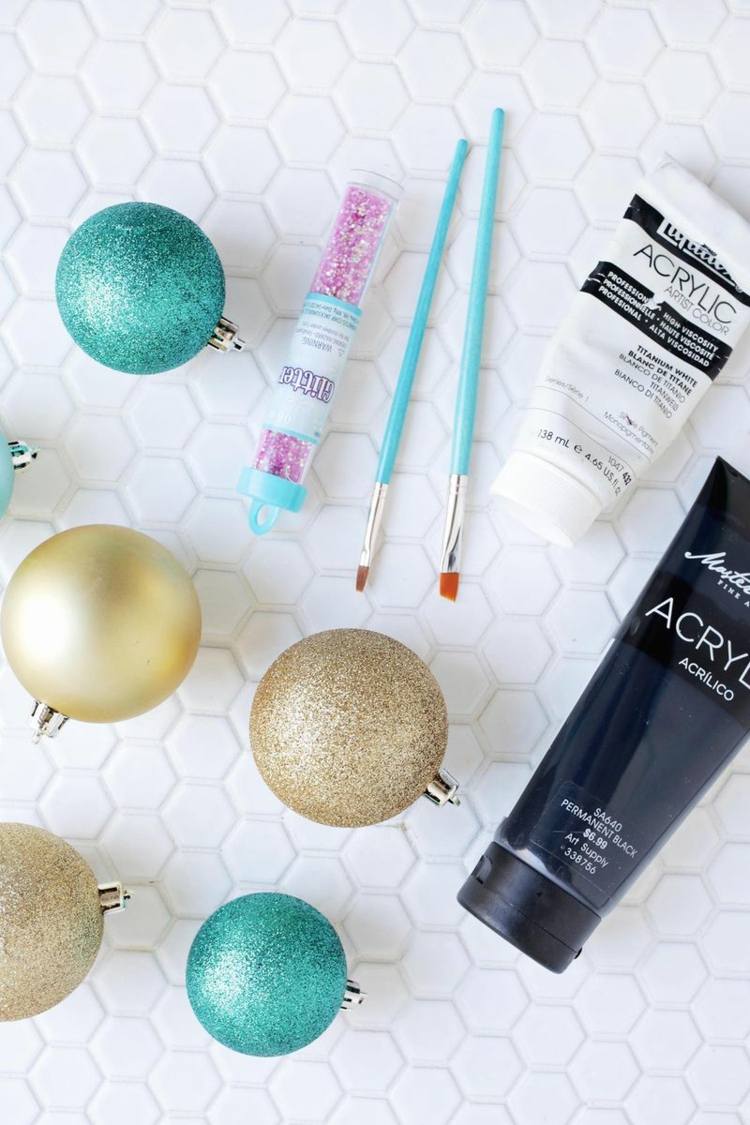 skrášliť staré vianočné gule nápady pre domácich majstrov akrylová farba farba trblietavý prášok