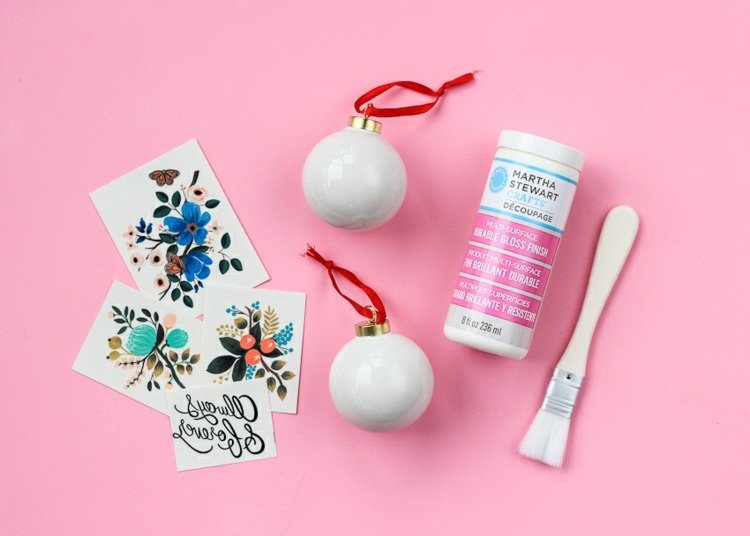 staré vianočné gule zdobia lepidlo tetovanie kvetinové motívy