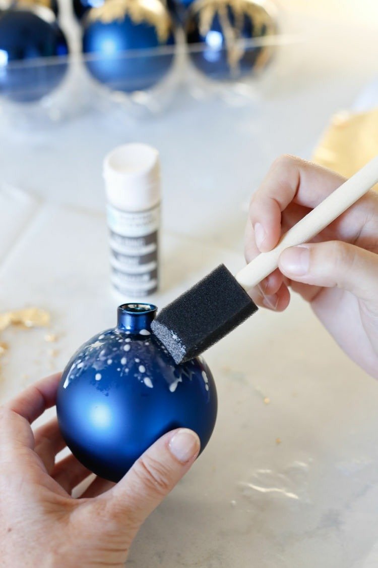 skrášliť staré vianočné gule zlatú fóliu drotár použiť lepidlo