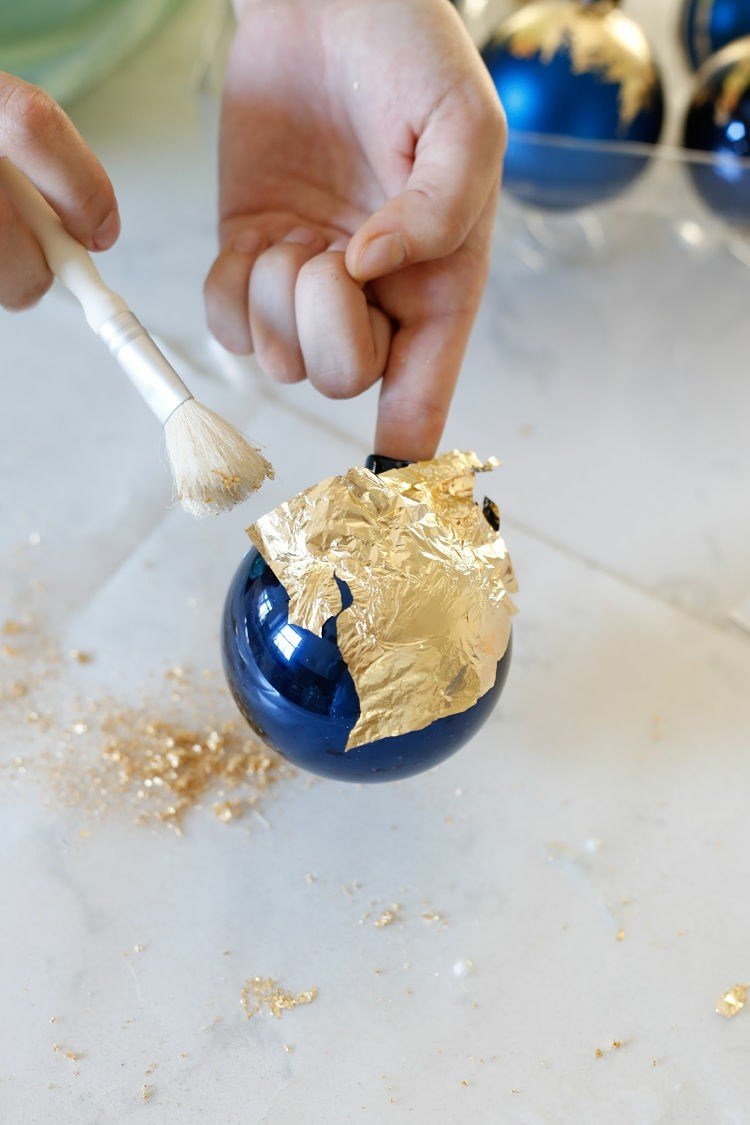 skrášliť staré vianočné gule drotár zlatou fóliou