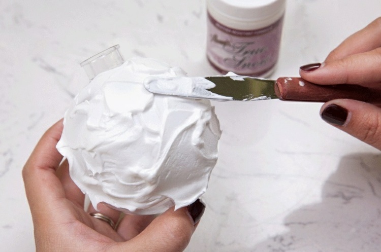 skrášliť staré vianočné gule napodobniť sneh použiť pastu jednoduché nápady remesiel