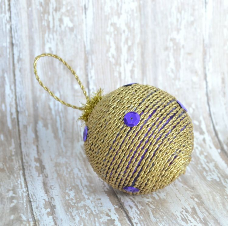 skrášliť staré vianočné gule perly ovinuté zlatou priadzou