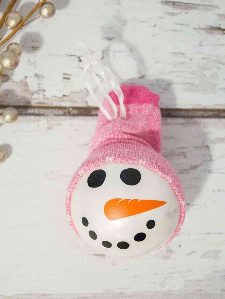 okoreniť staré vianočné gule snehuliaka ponožka čiapka farba črty tváre