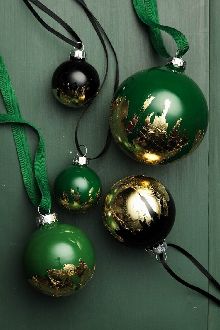 staré vianočné gule skrášľovať kutilské projekty zimné zlaté fólie bazilej elegantné