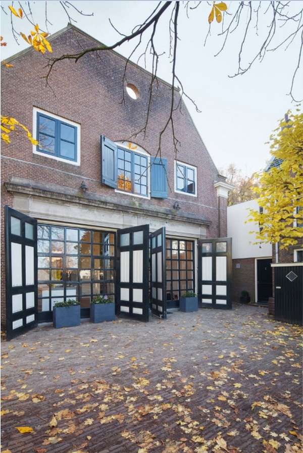 moderný dom ako fasáda vozňa