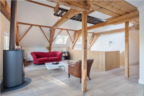 moderný dom ako pec na drevo vo vozni