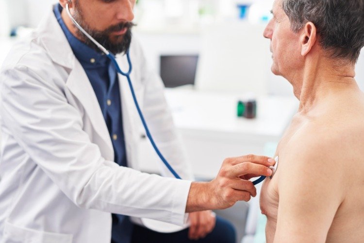 lekár vyšetruje pacientov na funkciu pľúc v dôsledku procesu starnutia u ľudí