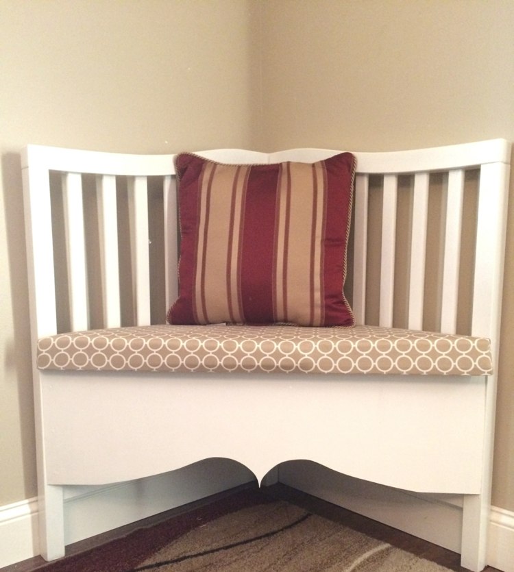 stará postieľka rohová lavica dizajnové pruhy vankúša na sedaciu podložku