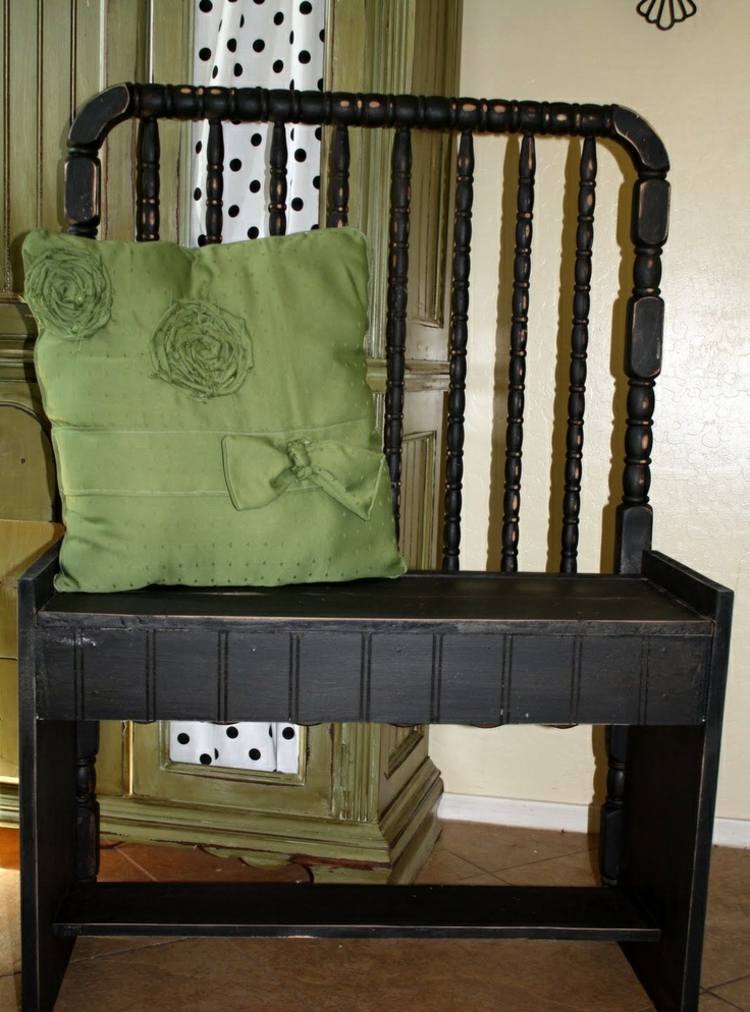 stará stolička do postieľky z dreva, tmavý vankúš zelený