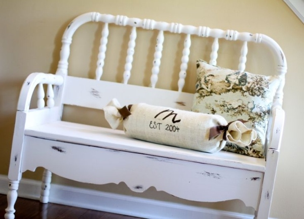 nápady na starú drevenú detskú posteľ, recyklácia bielych lavíc na chodbu, vankúše