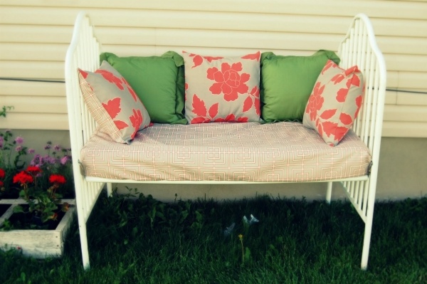 nápady na staré postieľky, recyklácia záhradných vankúšov s bielou lavicou