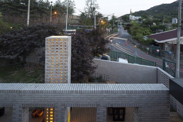 starý dom prerobený architektúrou moohoi s výhľadom na ulicu