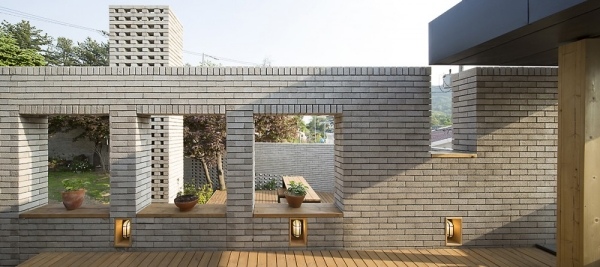 tehlový múr starý dom renovovaný architektúrou moohoi