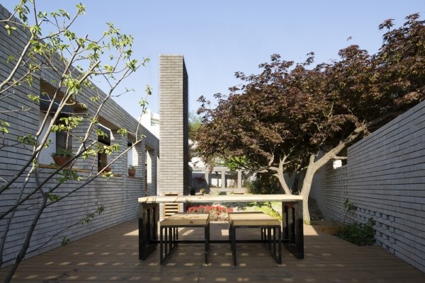 nádvorie sedenie starý dom zrekonštruovaný architektúrou moohoi