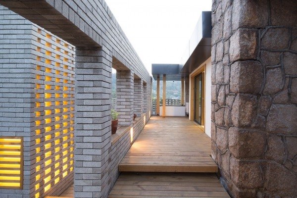 kamenná stena drevená podlaha prevádzajúca starý dom podľa architektúry moohoi