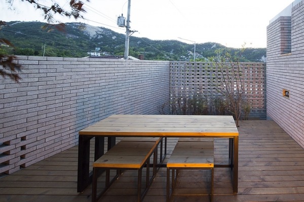 drevená lavička prevádzajúca starý dom podľa architektúry moohoi