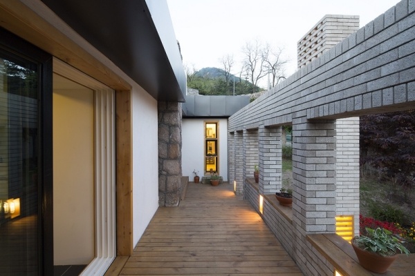 terasa s posuvnými dverami prevádzajúca starý dom podľa architektúry moohoi