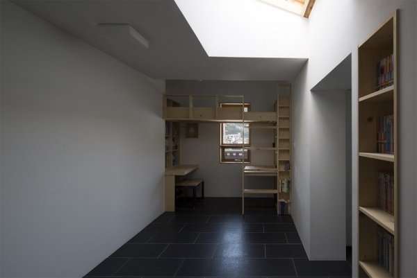 dvojpodlažný starý dom prerobený architektúrou moohoi