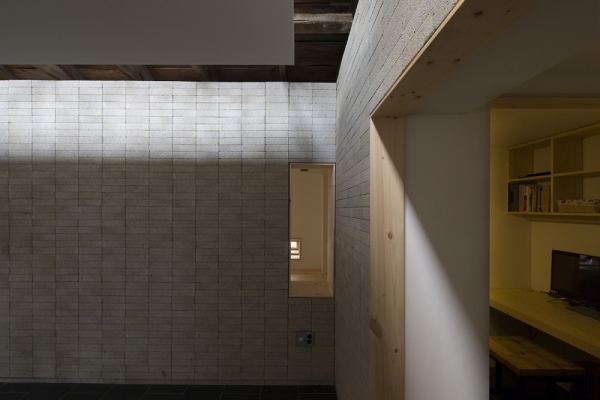 obývačka betónová stena prerábka starého domu architektúrou moohoi