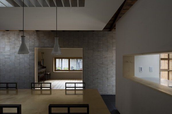 masívny jedálenský stôl renovujúci starý dom architektúrou moohoi