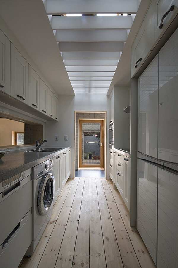 kuchyňa drevená podlaha zrekonštruovať starý dom architektúrou moohoi