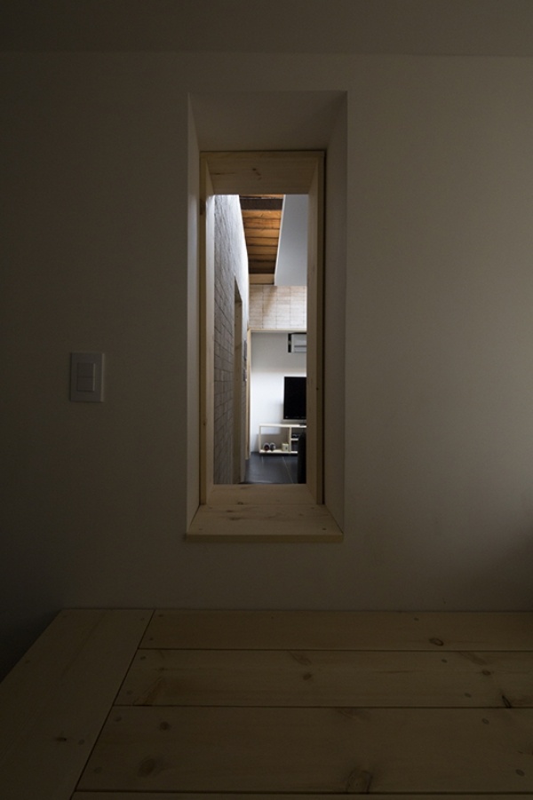 vnútorné okno starý dom zrekonštruovaný architektúrou moohoi