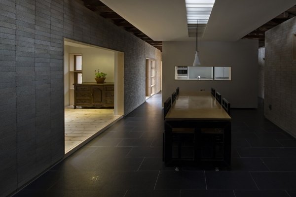 jedáleň kamenný obklad renovujúci starý dom architektúrou moohoi