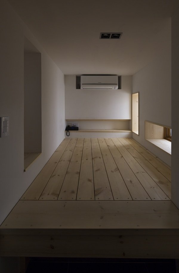 izba na prvom poschodí prerábajúca starý dom architektúrou moohoi