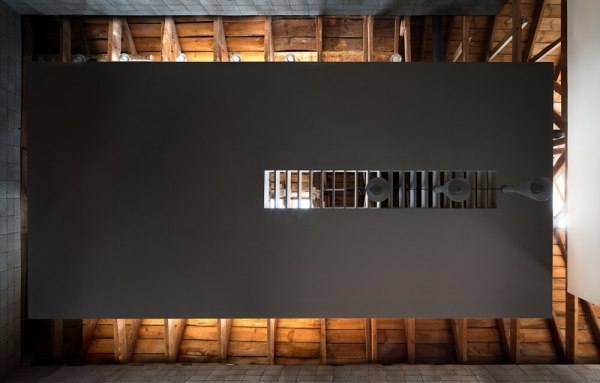 zavesený strop starý dom zrekonštruovaný architektúrou moohoi