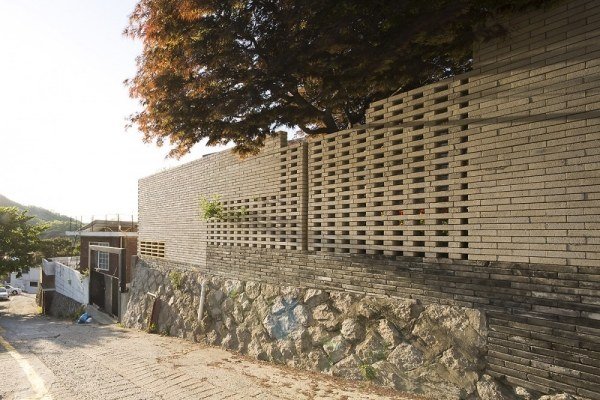 stena mimo starého domu renovovaná architektúrou moohoi