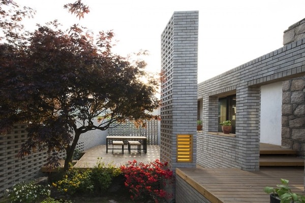 drevená veranda starý dom zrekonštruovaný architektúrou moohoi