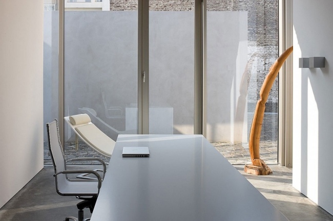 Študujte rekonštrukciu moderného domu s posuvnými dverami v Düsseldorfe