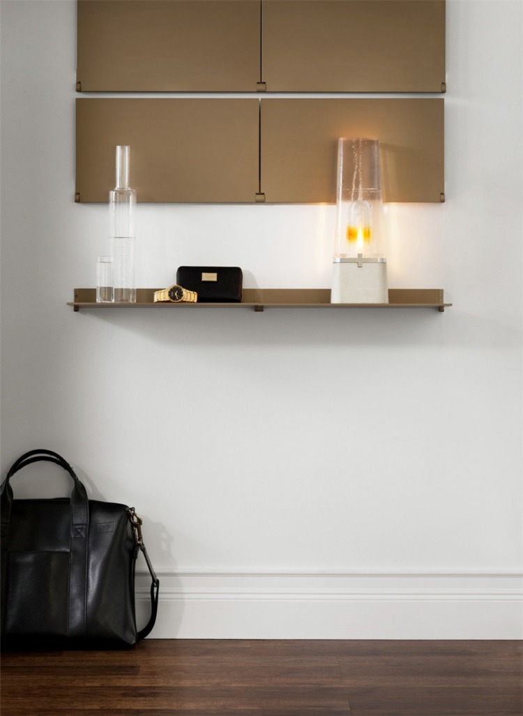 hliníková polica s praktickým dizajnom riveli lampa kabelka koža