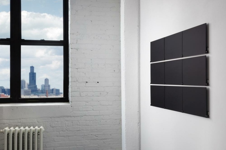 hliníková polica s praktickým dizajnom čierna dekorácia nápadná stena biela