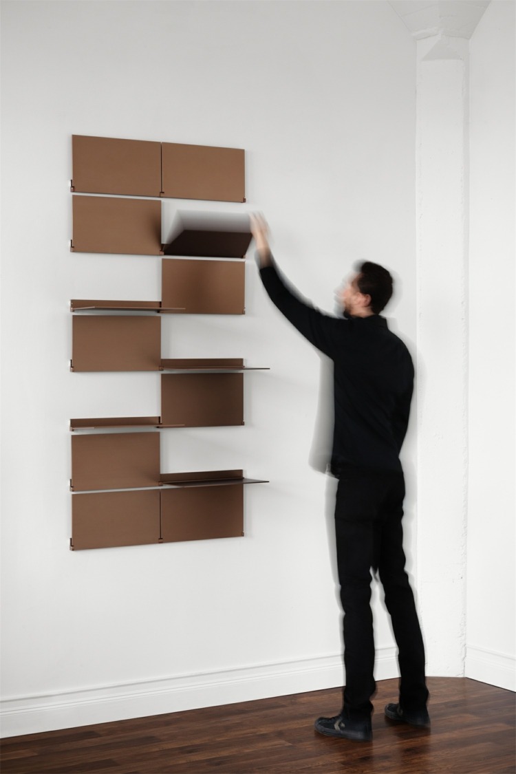 hliníková polica s praktickým dizajnom nápadu na dekoráciu steny v medenej farbe