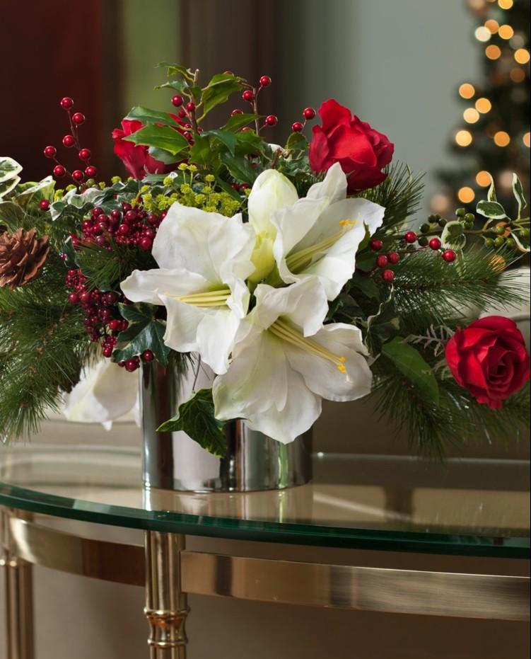 Amaryllis - kvetinové úpravy - kombinujte biele kvety s červenými ružami Kvetinové úpravy Amaryllis biele kvety ruže šišky