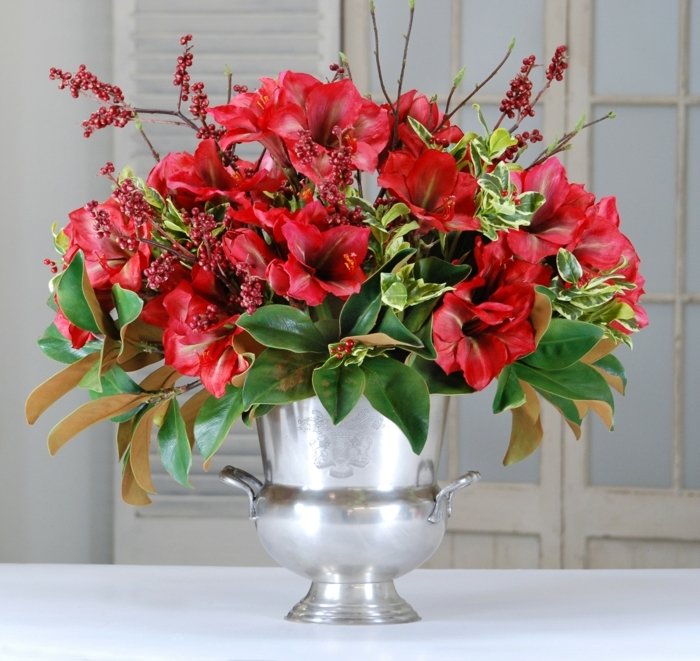 červené amarylisuje nápady na dekoráciu stola Nápady na dekoráciu stolu Amaryllis kovová váza