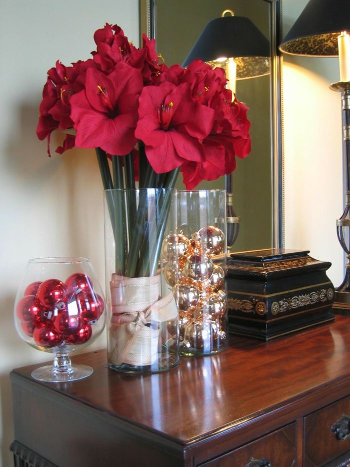 aranžovanie vianočných ozdôb na stôl z červeného amarylisu Amaryllis dekorácie na stôl vianočné úpravy