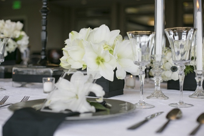 biele kvety amarylis stolná dekorácia krištáľové poháre Aranžujte kvety amaryllis dekorácia na stôl krištáľové poháre