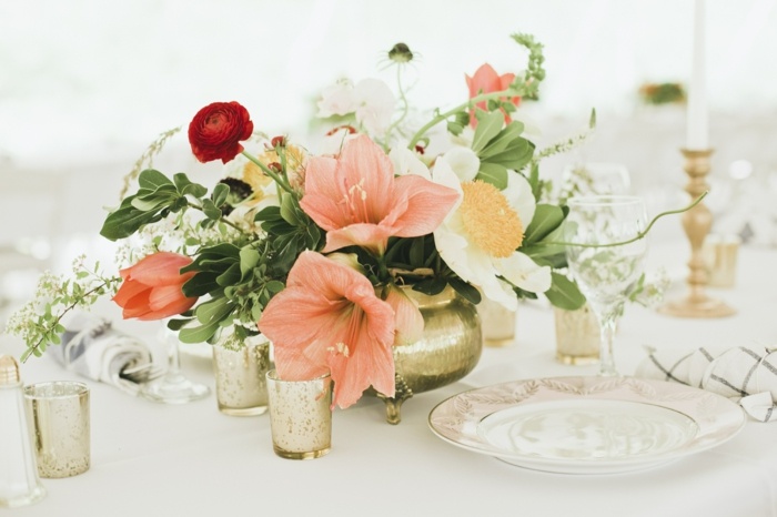 sviatočná dekorácia stolu vianočné ružové kvety amarylky Aranžovanie vianočných ružových kvetov amarylky