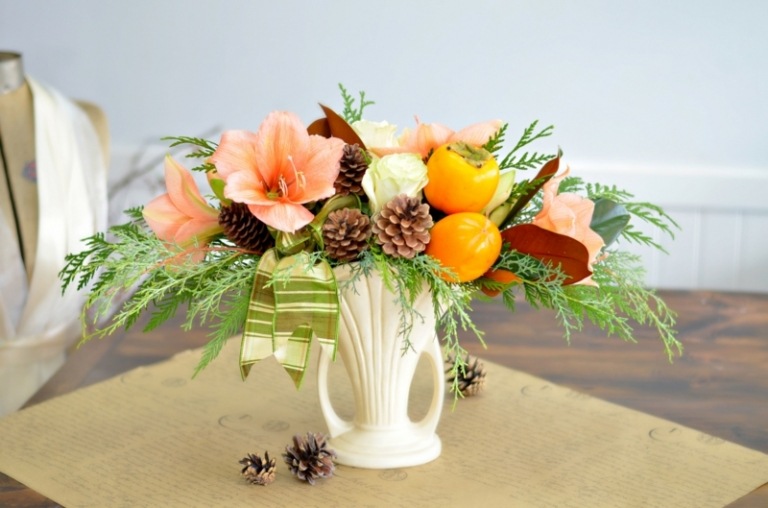 Amaryllis - kvetinové úpravy s borovicovými šiškami a konármi amaryllis kvetinové úpravy ružové šišky jedľové vetvy váza pekné