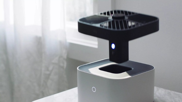 Zaznamenajte lietajúcu amazonskú sledovaciu kameru ako dron v dome